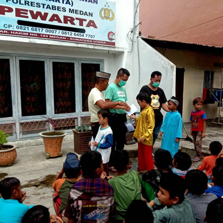 Jumat Barokah, Ketua Pewarta Berikan Tali Asih kepada Ratusan Anak Yatim