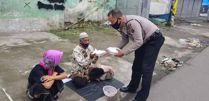 Polsek Medan Baru Bagikan Nasi Bungkus kepada Warga Kurang Mampu Terdampak Corona