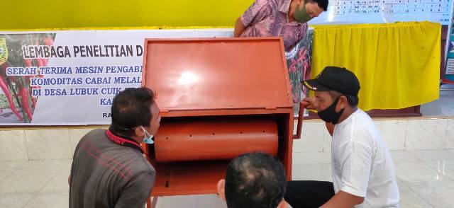 Tingkatkan Nilai Tambah Petani Cabai di Batu Bara, Dosen Unimed Perkenalkan Teknologi Pengering