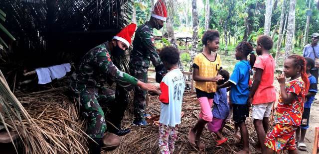 Om Santa Bremoro Bagikan Gula-gula untuk Anak Perbatasan RI-PNG