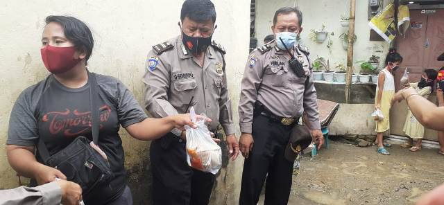 Polri Peduli, Polsek Medan Baru Bagikan 100 Nasi Bungkus untuk Korban Banjir di Padang Bulan
