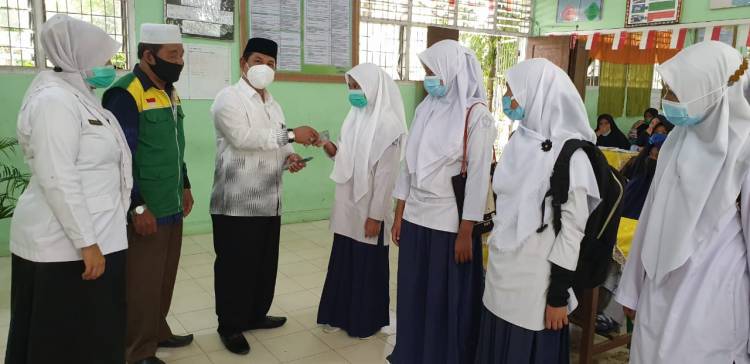 Kepala KanKemenag Asahan Dr H Hayatsyah MPd Salurkan Beasiswa Baznas untuk 1.536 Siswa Madrasah