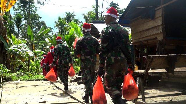 Satgas Yonif MR 413 Kostrad Salurkan 1.250 Paket Sembako Natal untuk Masyarakat Perbatasan RI-PNG