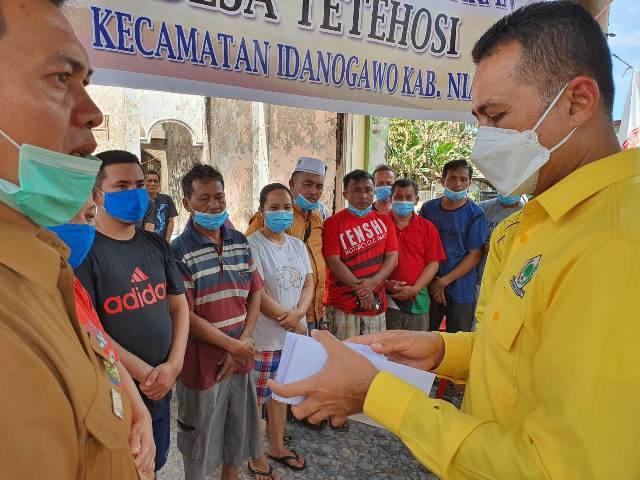 Ketua DPD Golkar Sumut Berikan Bantuan untuk 14 Kepala Keluarga Korban Kebakaran di Desa Tetehosi Kabupaten Nias