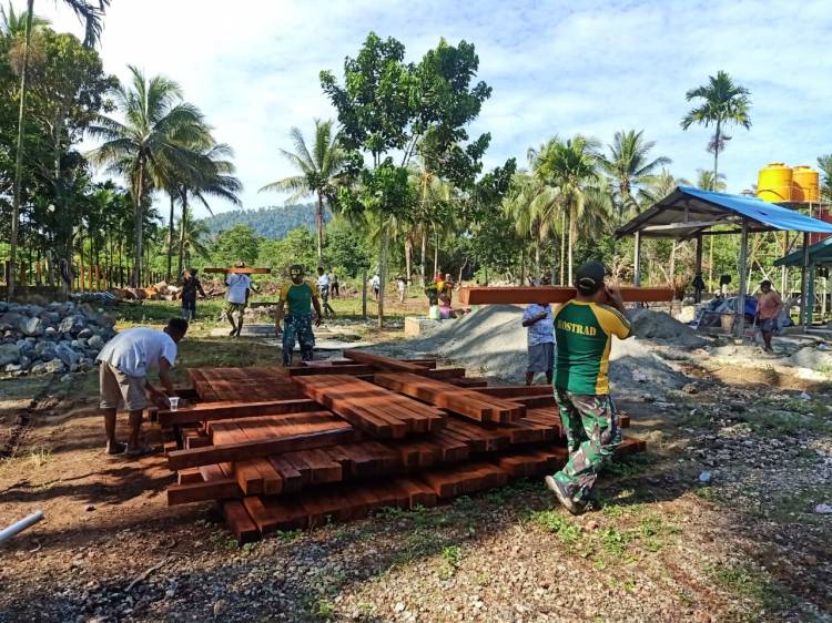 Satgas Yonif MR 413 Kostrad Bantu Masyarakat Perbatasan RI-PNG Bangun Pagar Masjid