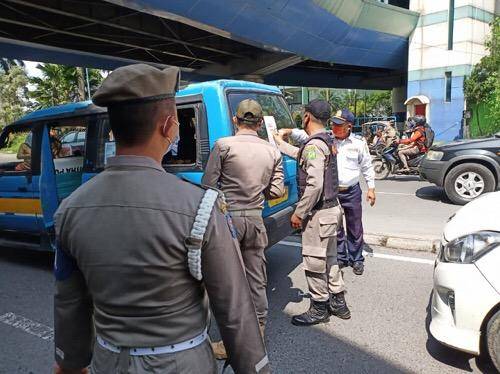 Pemko dan Bawaslu Kota Medan Tertibkan Alat Peraga Kampanye di Kendaraan Umum