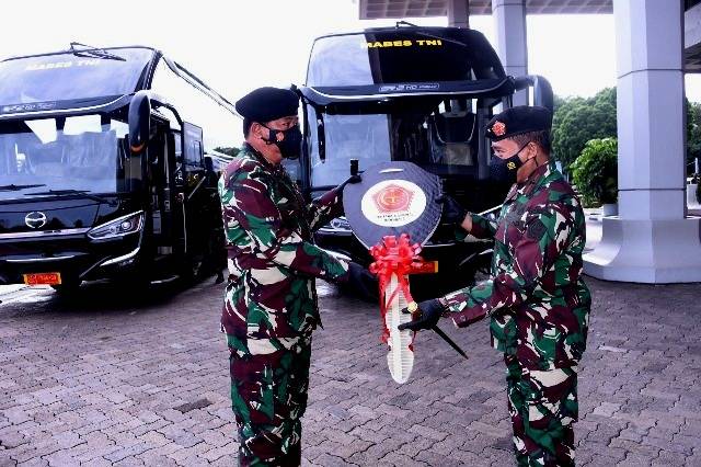 Panglima TNI Serahkan Kendaraan Operasional kepada Dandenma Mabes TNI