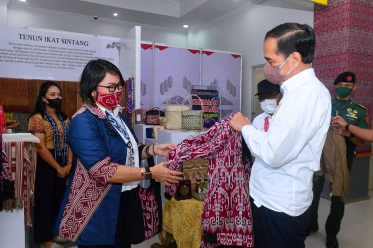 Kunjungi Pameran UMKM, Presiden Jokowi Beli Jaket Bomber dengan Motif Khas Dayak Sintang