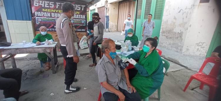 Pedagang Monza dan Asongan Pasar Sambu Serbu Vaksinasi Polsek Medan Timur