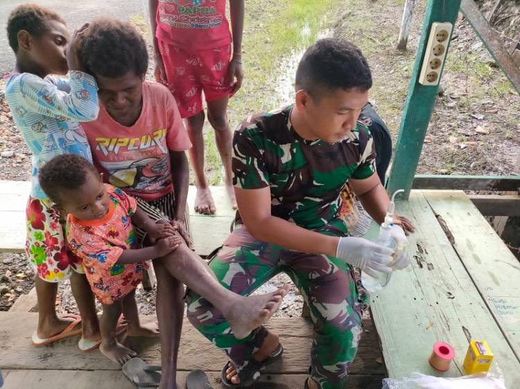 Satgas Pamtas TNI Yonif 126/KC Pos Waris Obati Warga Sakit di Perbatasan RI-PNG