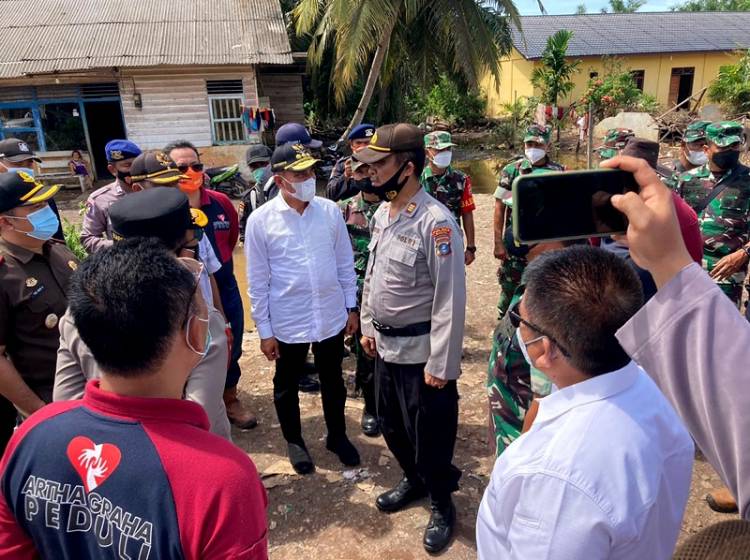 Edy Rahmayadi Tinjau Banjir Madina dan Serahkan Bantuan Sembako