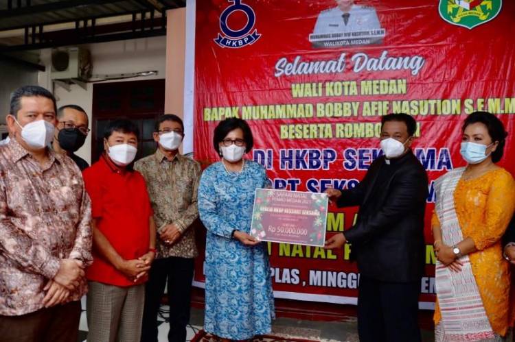 Safari Natal 2021, Bobby Nasution Berikan Bantuan Rp 50 Juta untuk Gereja HKBP Seksama