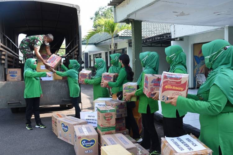 Persit Korem 082/CPYJ Peduli Korban Semeru