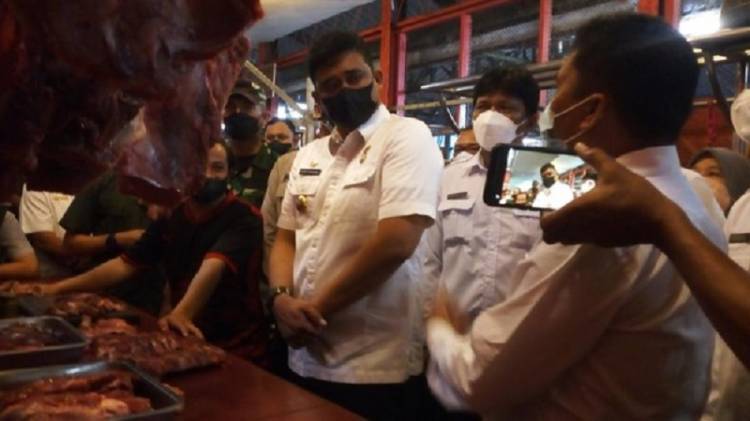 Atap Bocor, Pedagang Pasar Sei Sikambing Curhat kepada Bobby Nasution