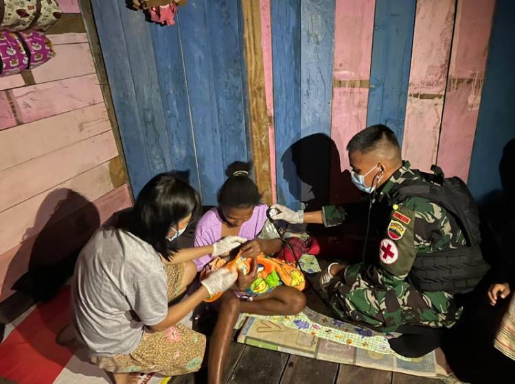 Personel Satgas Yonif 126/KC Sigap Bantu Proses Persalinan Darurat Ibu Hamil di Perbatasan Papua