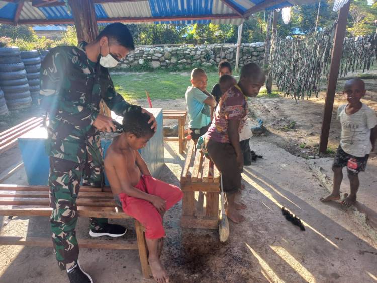Peduli Terhadap Kerapian dan Kesehatan, Satgas Yonif RK 751/VJS Mencukur Rambut Warga