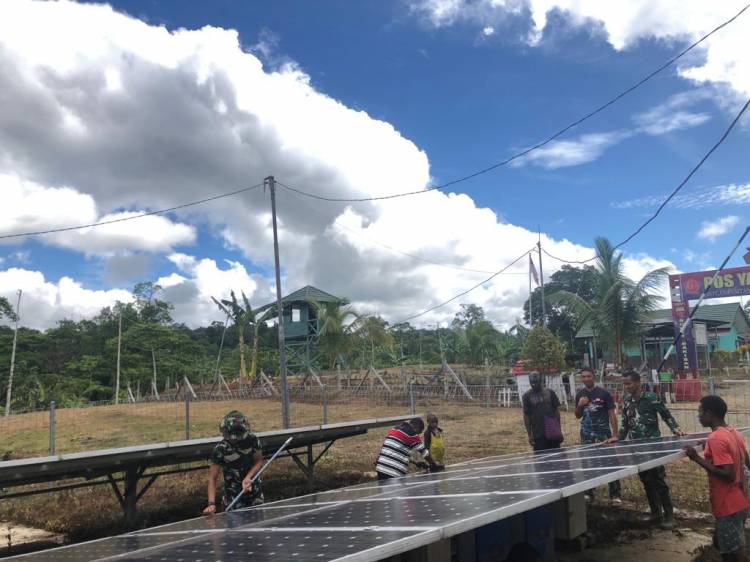 Atasi Kesulitan Rakyat, Satgas Pamtas Yonif 126/KC Rawat PLTS di Perbatasan