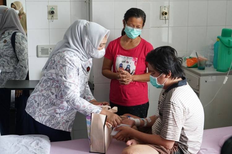 Nawal Lubis Kunjungi Pasien Kanker di RSUP H Adam Malik Medan