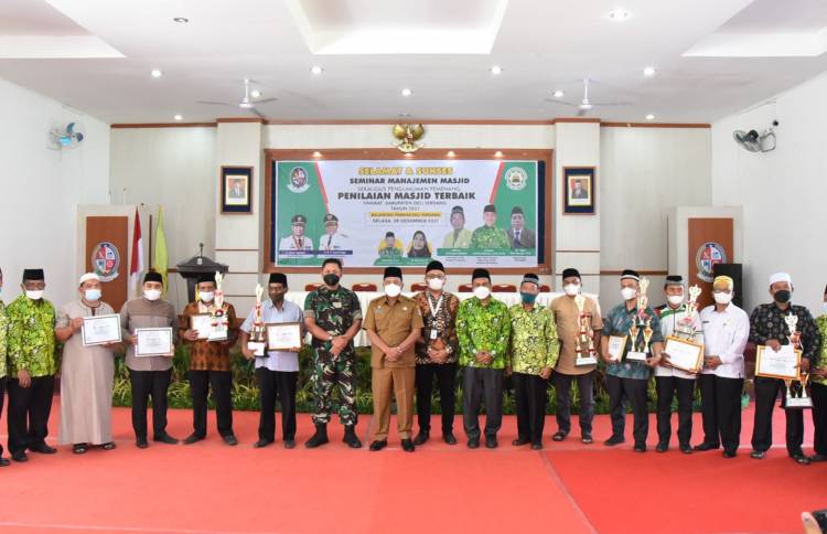 Sekda Serahkan Penghargaan Masjid Terbaik Tingkat Kabupaten Deli Serdang