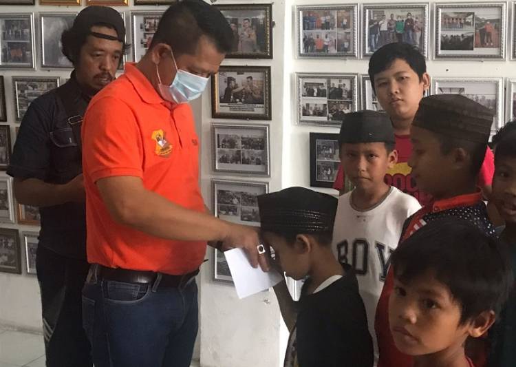 Meski Hujan Turun, Ketua Pewarta Tetap Bersedekah pada Anak Yatim di Jumat Barokah