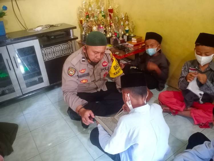 Bhabinkamtibmas Polres Asahan Ajarkan Anak-anak Mengaji di Dusun III Desa Meranti
