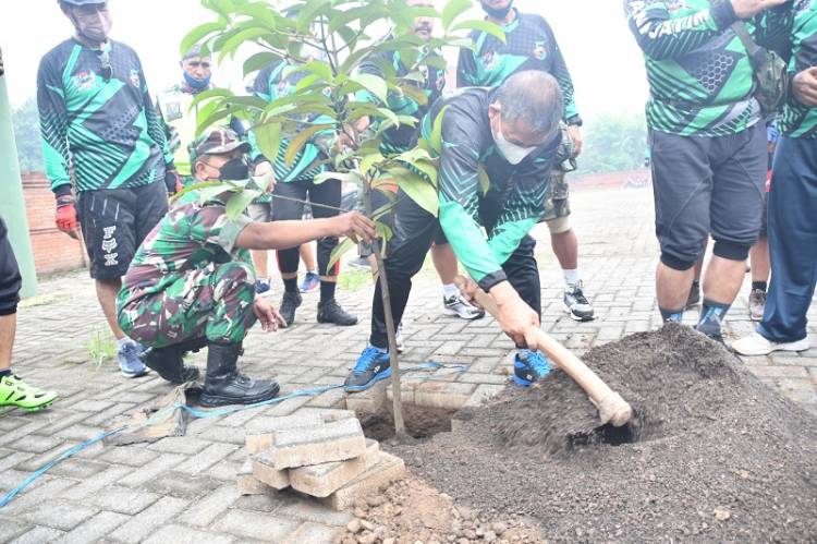Danrem 082/CPYJ Hiasi Kecamatan Trowulan dengan Pohon Manggis
