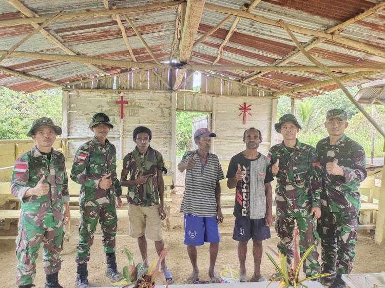 Satgas Pamtas Yonif 126/KC Bersama Warga Benahi Gereja
