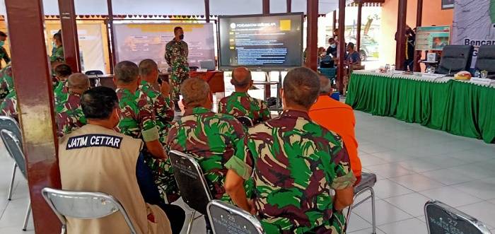 Sehari Jabat Pangdam, Mayjen TNI Nurchahyanto Langsung Lakukan Evakuasi Korban Erupsi Gunung Semeru