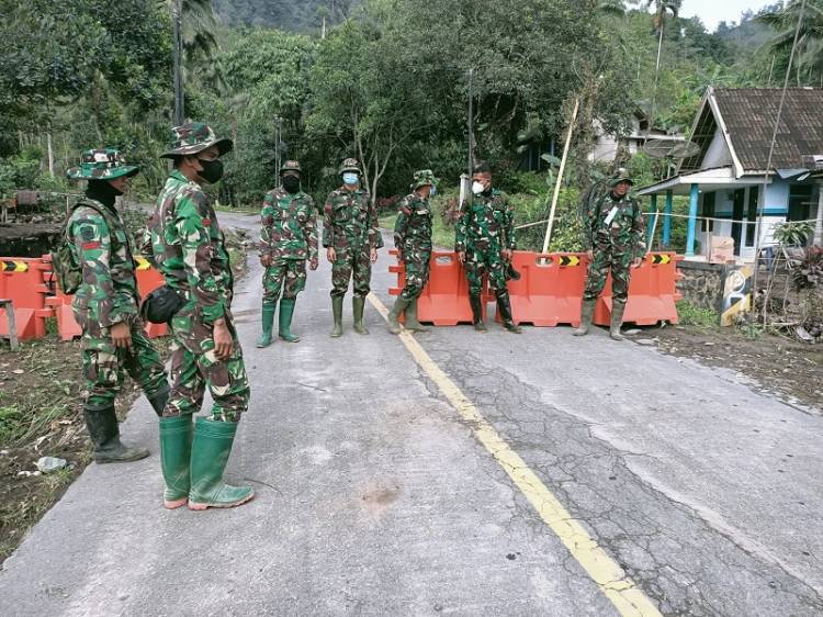 Anggota TNI Disiagakan di Batas Zona Merah Erupsi Semeru