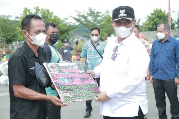 Pemko Gunungsitoli Serahkan Bantuan Prasarana Usaha Perikanan Tangkap Bagi Nelayan