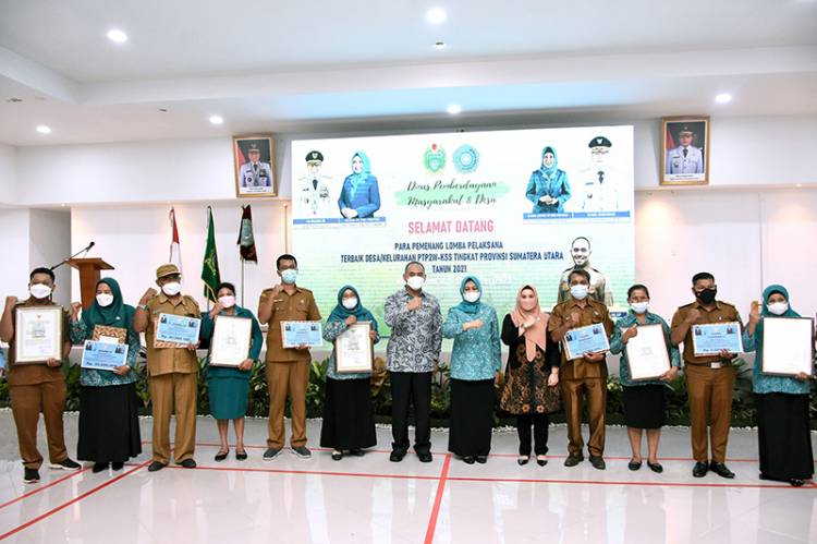 Ketua TP PKK Sumut Nawal Lubis Serahkan Penghargaan Pelaksana Terbaik PTP2W-KSS 2021