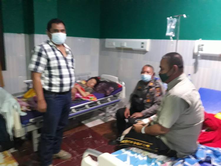 Kapolsekta Kutalimbaru AKP Kasir Nasution Jenguk Anggota yang Dirawat di RS Arta Medica