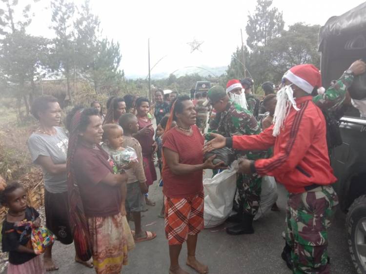 Berbagi Kasih di Hari Natal 2021, Satgas Pamrahwan Yonif RK 751/VJS Bagikan Sembako dan Peralatan Sekolah