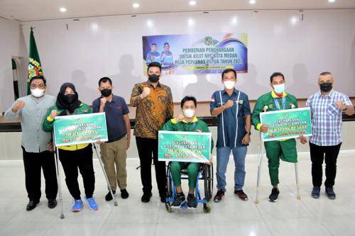 Walikota Medan Serahkan Penghargaan dan Tali Asih kepada Para Atlet NPC Peparnas XVI Papua