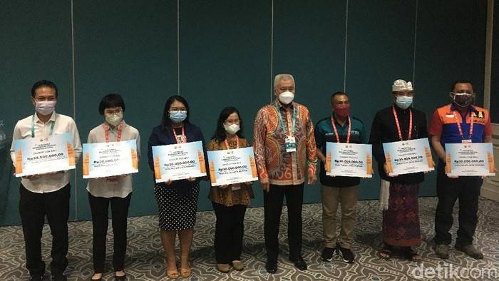  PBSI Salurkan Hasil Lelang Barang Atlet ke Masyarakat Bali