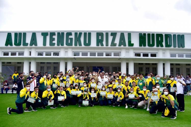 Edy Rahmayadi Serahkan Bonus Rp11,1 Miliar untuk Atlet PON XX Papua