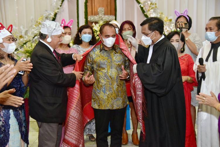  Ini Tiga Pesan Gubernur Edy Saat Pelantikan IKA NHKBP