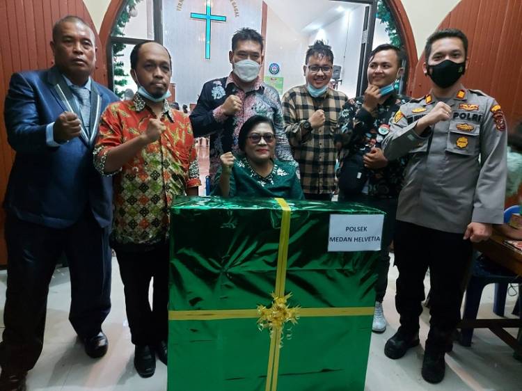 Peduli Warga Lumpuh dan Kado Natal, Polsek Medan Helvetia Serahkan Bantuan Kursi Roda kepada Jemaat Disabilitas