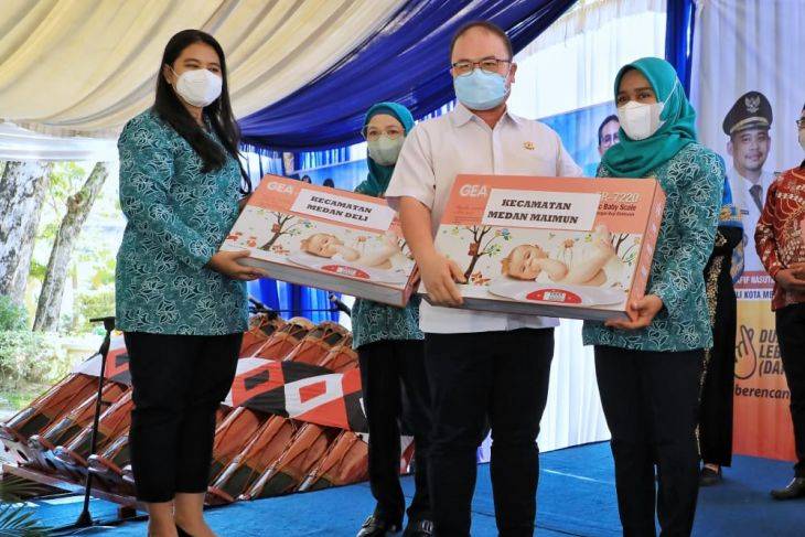 Cegah Stunting, Kadin Serahkan 200 Timbangan Bayi ke Kahiyang Ayu
