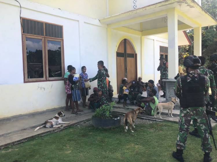 Satgas Pamtas Bersama Masyarakat Membersihkan Gereja Katolik ST Paroki