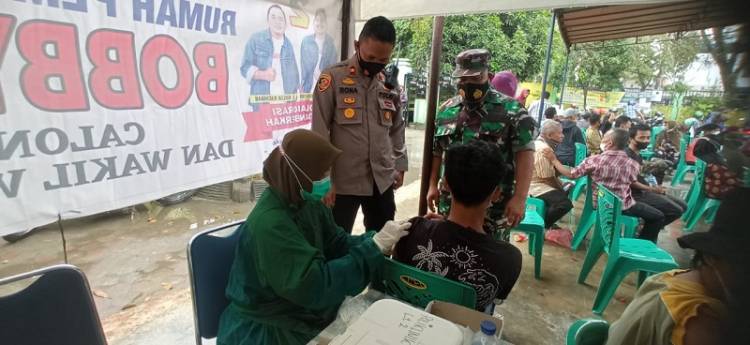 Kolaborasi Bersama TNI, Polsek Medan Timur Gelar Vaksinasi Covid-19 Massal untuk Warga