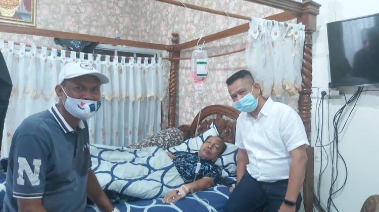 Ketua Pewarta Jenguk Kepala Cabang I PUD Pasar Medan yang Sedang Sakit