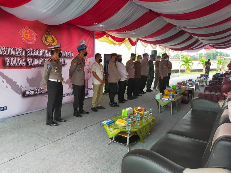 Waka Polda Sumut Brigjend Pol Dadang Hartanto Tinjau Vaksinasi Massal Nasional di Polsek Patumbak
