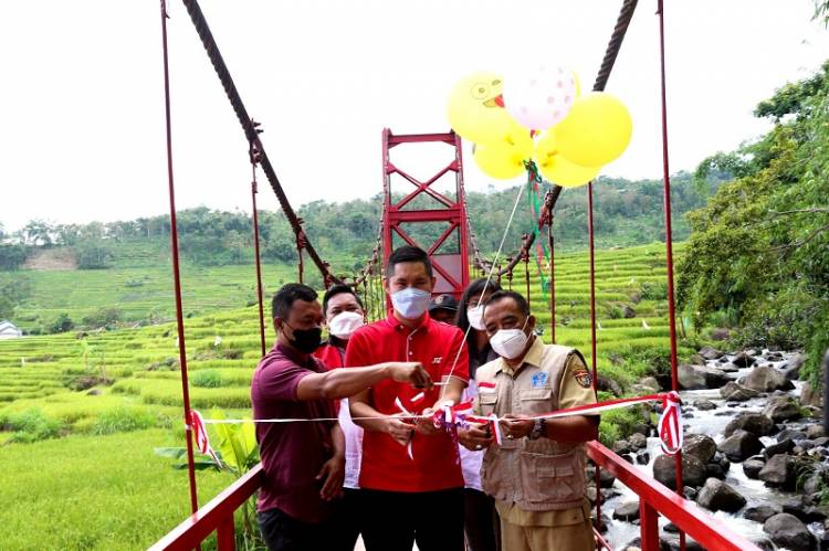 J&T Express Resmikan Jembatan Rakyat Yang Menghubungkan Akses Desa Wonosari, Jawa Timur dan Desa Sidomukti, Jawa Tengah