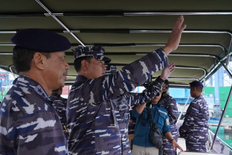 Panglima TNI Laksanakan Tradisi Admiral Inspection