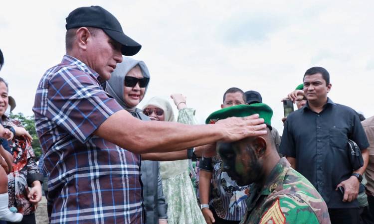  Edy Rahmayadi Pakaikan Baret kepada Putranya Taruna TNI Gilang Prasetya
