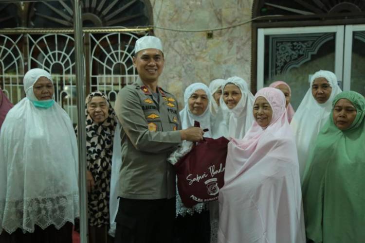  Safari Sholat Subuh Bersama di Masjid Nurul Hidayah, Wakapolda Sumut Serahkan 50 Paket Sembako 