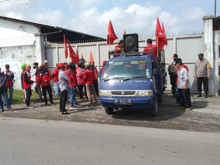 Geruduk Kantor CV Surya Cemerlang, Buruh Tuntut Pembayaran Pesangon Sesuai Putusan 