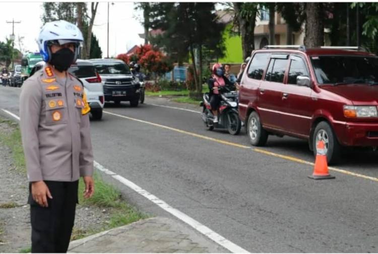  Kapolrestabes Medan Turun Tangan Atur Lalu Lintas di Jalur Wisata Medan-Berastagi
