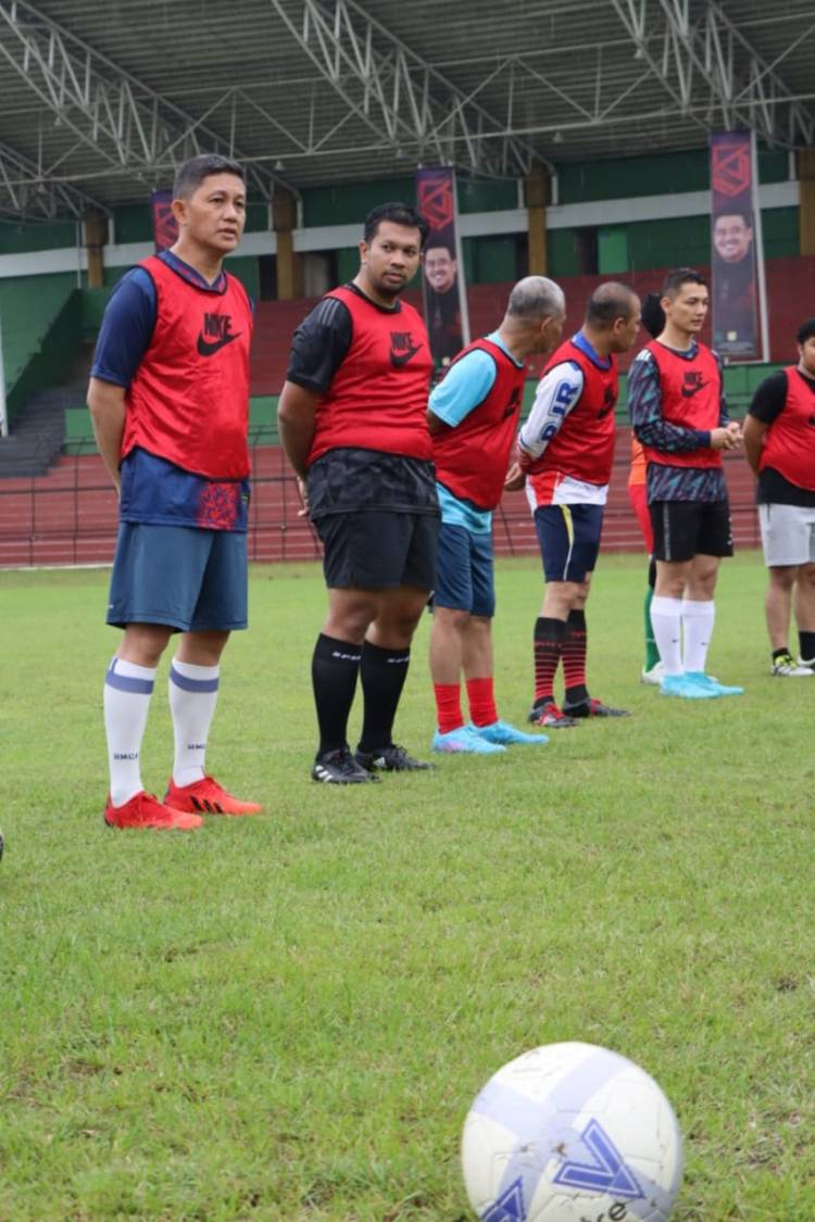 Jaga Kebugaran Tubuh, Kapolrestabes Medan Olahraga Sepakbola di Stadion Teladan